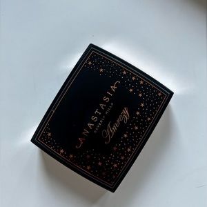 Anastasia x Amreezy Highlighter